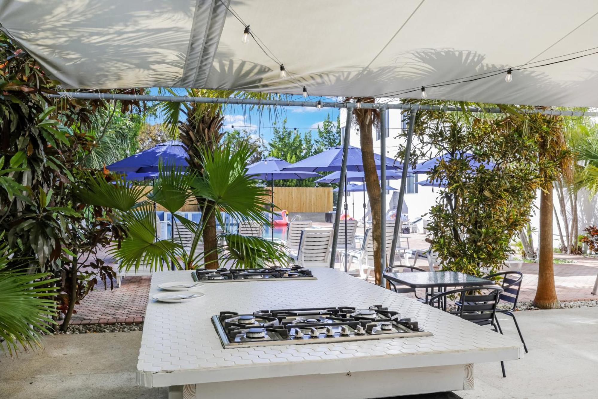 Tropics Miami Apartahotel